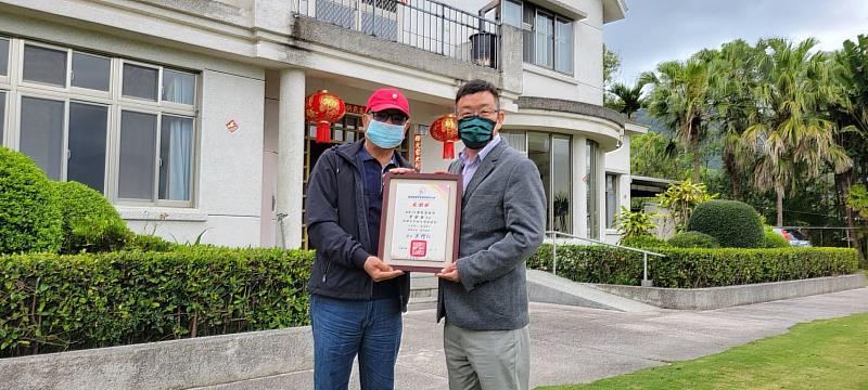 回饋地方不遺餘力 鹿野鄉21國際渡假村李樹根莊主捐贈鹿野鄉服裝 挹注教育活水