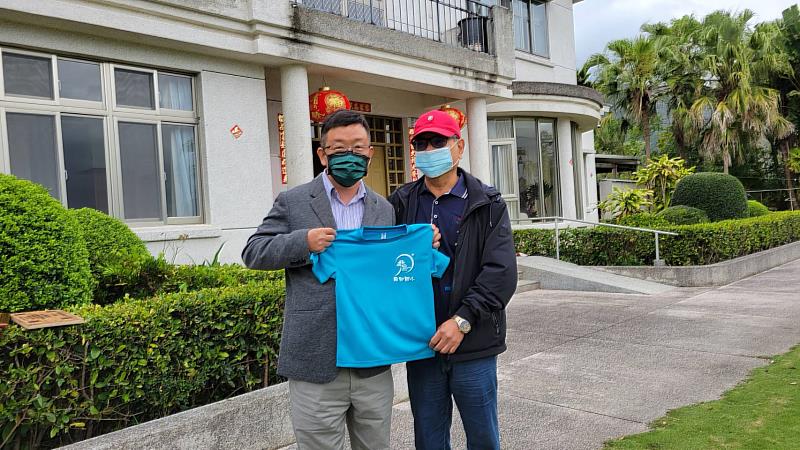 回饋地方不遺餘力 鹿野鄉21國際渡假村李樹根莊主捐贈鹿野鄉服裝 挹注教育活水