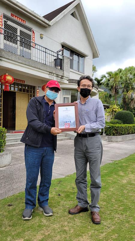 回饋地方不遺餘力 鹿野鄉21國際渡假村李樹根莊主捐贈鹿野鄉服裝 挹注教育活水