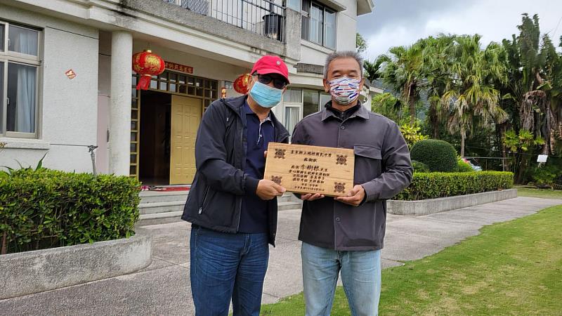 回饋地方不遺餘力 鹿野鄉21國際渡假村李樹根莊主捐贈鹿野鄉服裝 挹注教育活水