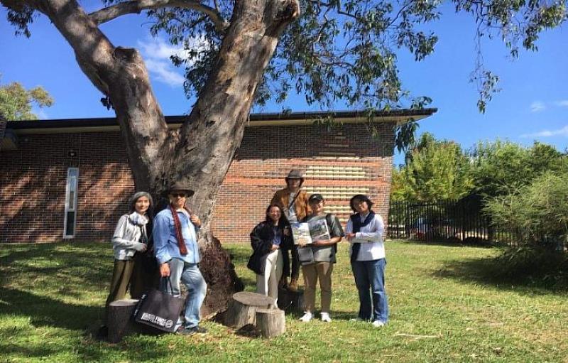 中華大學學生在旅澳博士李怡貞（右1）主持的研究室實習，獲得澳洲媒體報導與肯定。