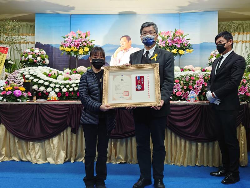 客家委員會楊長鎮主委出席邱晨告別式，並頒發一等客家專業獎章。