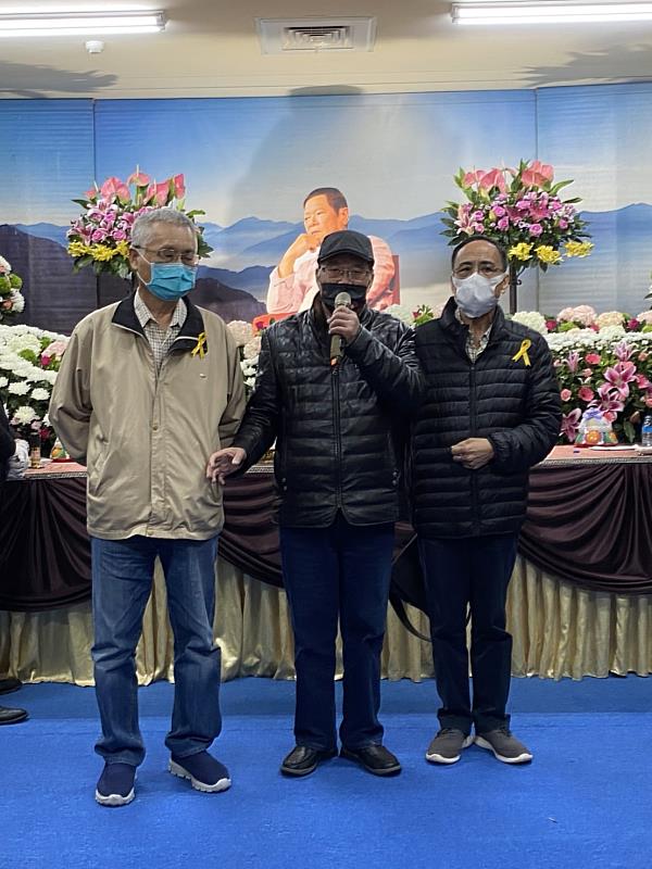 前立法委員邱垂貞（中）、作家林文義（右）及前台中縣長廖永來（左）前來送行摯友，邱垂貞在告別式感念邱晨音樂創作對台灣社會的貢獻，現場特地分享並清唱3首邱晨創作具時代意義的曲子，〈綠色旗升上天〉、〈南國大榕樹〉以及〈過橋〉。