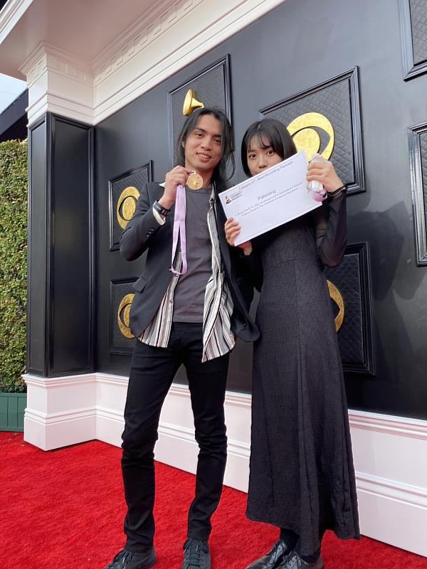 李政瀚、于薇以《八歌浪Pakelang》專輯榮獲第64屆葛萊美獎最佳專輯設計包裝獎