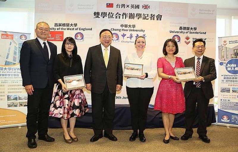 中華大學是在2019年與英國2名校簽約，第一屆專班學生預計8月將赴英學習。