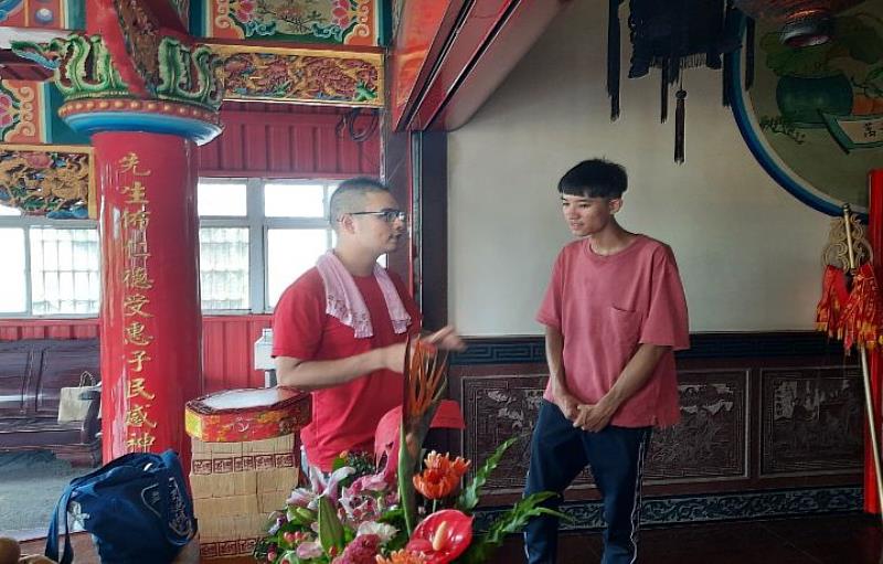 圖/張誠恩（右）為了解阿公留下的百年廟宇，開始接手廟中大小事，並到處訪問地方耆老。