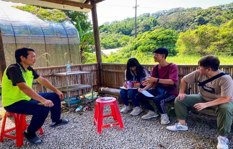 圖/張誠恩（右2）積極參與USR計畫，深入新埔農村進行田野調查與社區營造。