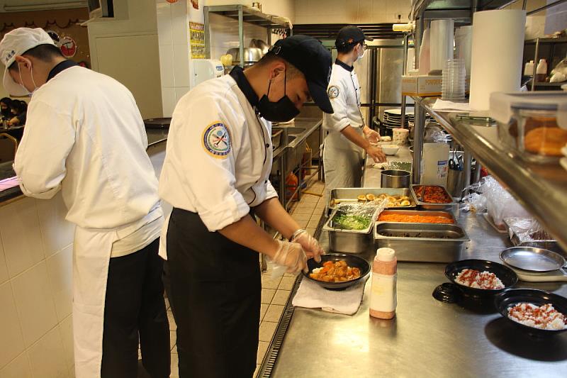 義守大學實習餐廳，讓學生自己「開店」當老闆，餐旅系推出韓式料理，成功在校園掀起一股韓流(資料畫面來源：義守大學提供)。