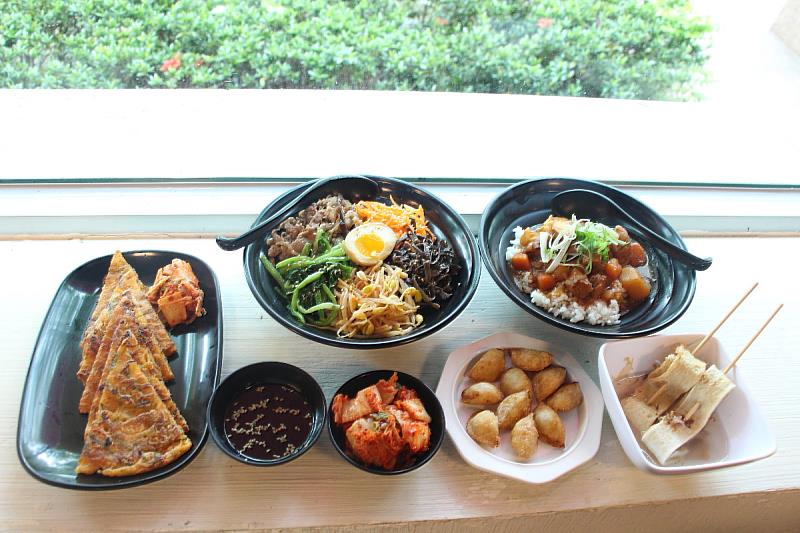 餐旅系學生推出的韓式料理品項豐富，色香味俱全的餐點，平價且份量十足，獲得全校師生的喜愛(資料畫面來源：義守大學提供)。
