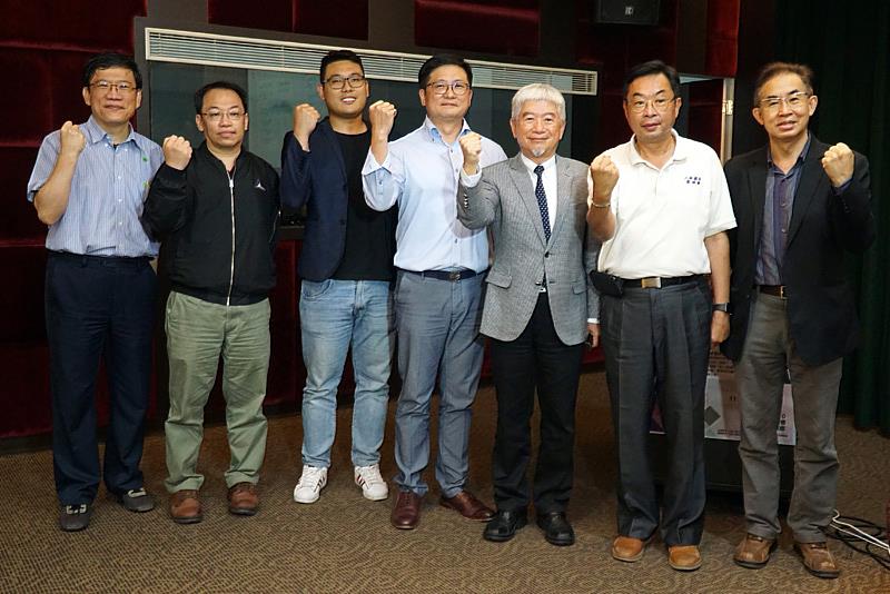 大葉大學代理校長顏鴻森(右三)為楊名翔董事長(中)陳彥文董事長(左三)加油