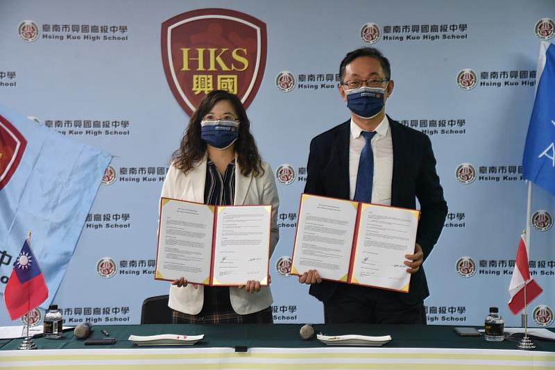 台南市興國高中黃向吟校長與加拿大布萊斯學院代表陳祖豐博士共同簽署合作備忘錄。