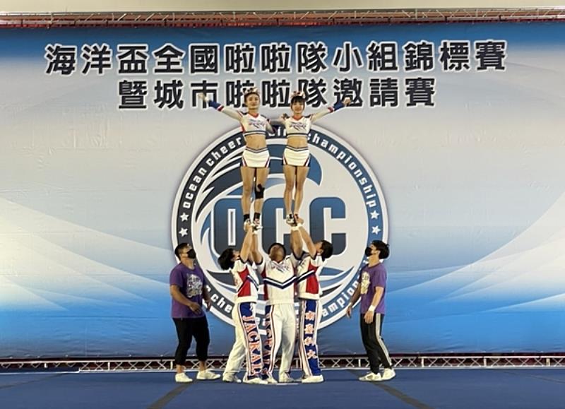 南臺科大競技啦啦隊混合小組第二級組別，展現「double-Cupie」技巧之情形。