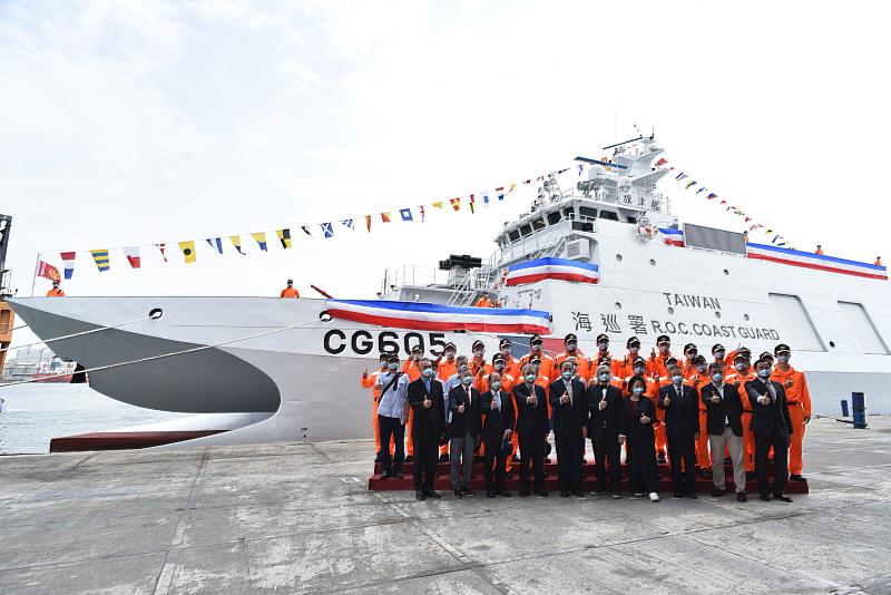 與旗津艦合影