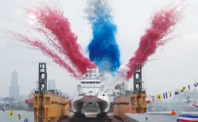 八里艦擲瓶下水