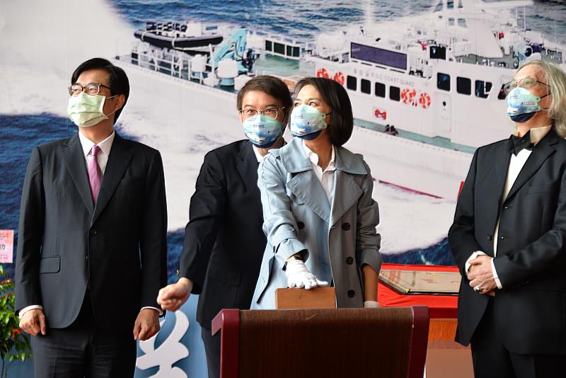 邱議瑩委員為八里艦下水擲瓶