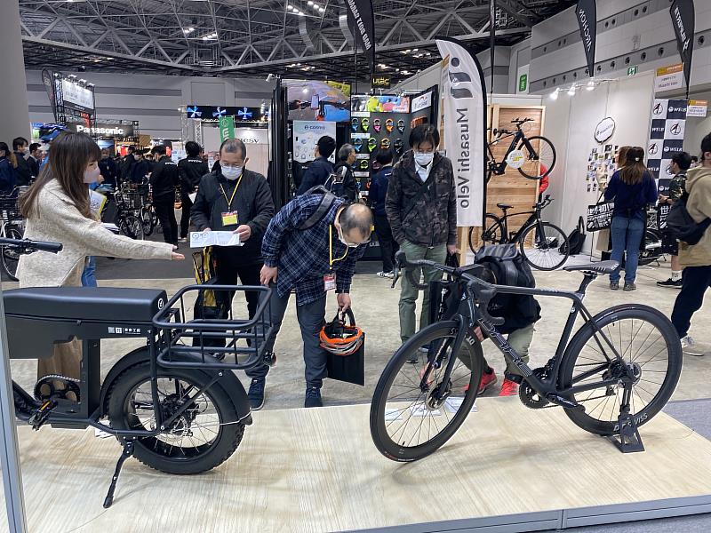 2.TAIPEI CYCLE展示專區現場人潮洶湧，產品獲得參觀民眾熱烈洽詢，展出大獲好評。