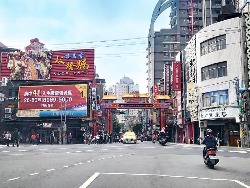 「板橋慈惠宮」是板橋歷史最悠久的信仰中心，在購屋選擇上，周邊屋齡40至50年的公寓占多數。