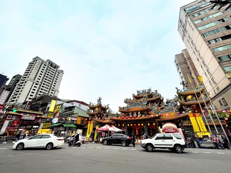 成熟商圈、便利交通吸引民眾在「松山慈祐宮」周邊購屋落腳，區域內電梯大樓、公寓、店面、住辦都有。=