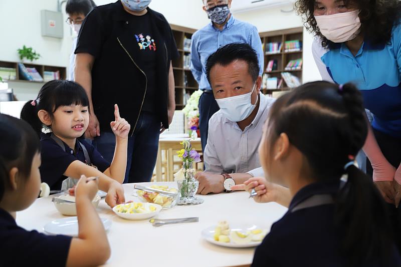 為期10個月蒙特梭利師資培訓 翁章梁給予參與學員打氣