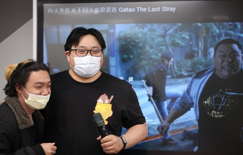 學生對胖達老師能親自到中華大學授課都很開心，還有學生要求合照。