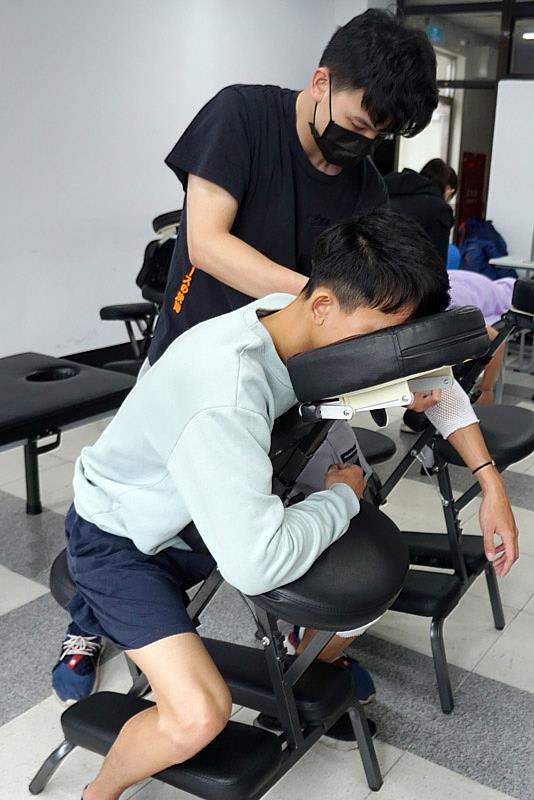 大葉大學運健系學生練習整復推拿基本手法