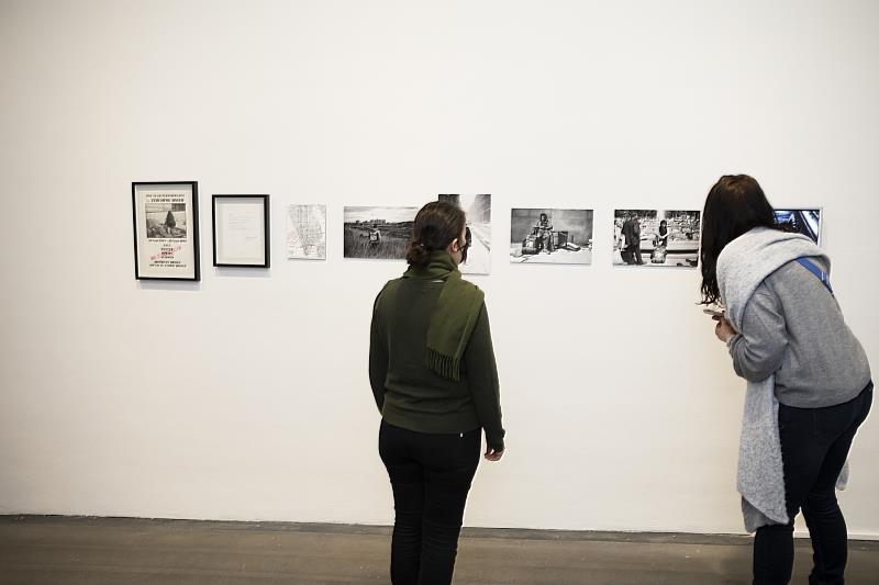 觀眾駐足欣賞謝德慶作品《一年行為表演：1981-1982》（芬蘭國家美術館Finnish_National_Gallery_提供_攝影師Pirje_Mykkänen拍攝）