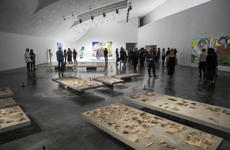 ARS22匯集眾多國際藝術家作品，現場人潮眾多（芬蘭國家美術館Finnish_National_Gallery_提供_攝影師Pirje_Mykkänen拍攝）