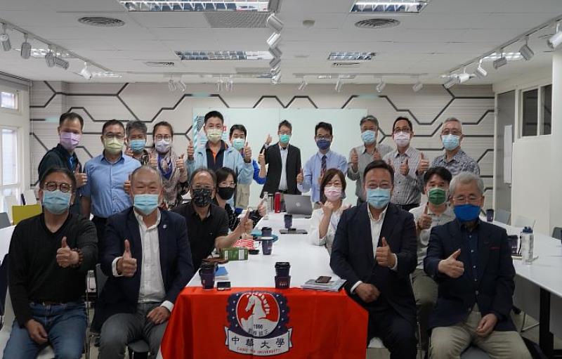 毛治國講座後和師生合影留念，結束了這場如醍醐灌頂般春風化雨的美麗午後。