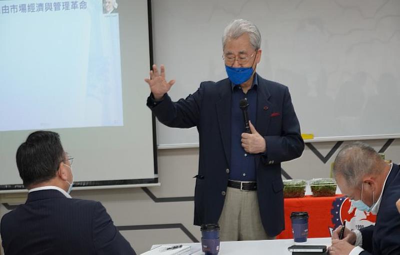 前行政院長毛治國（中）到中華大學開講，校長劉維琪（左）、管院院長裴文（右）在台下勤抄筆記。