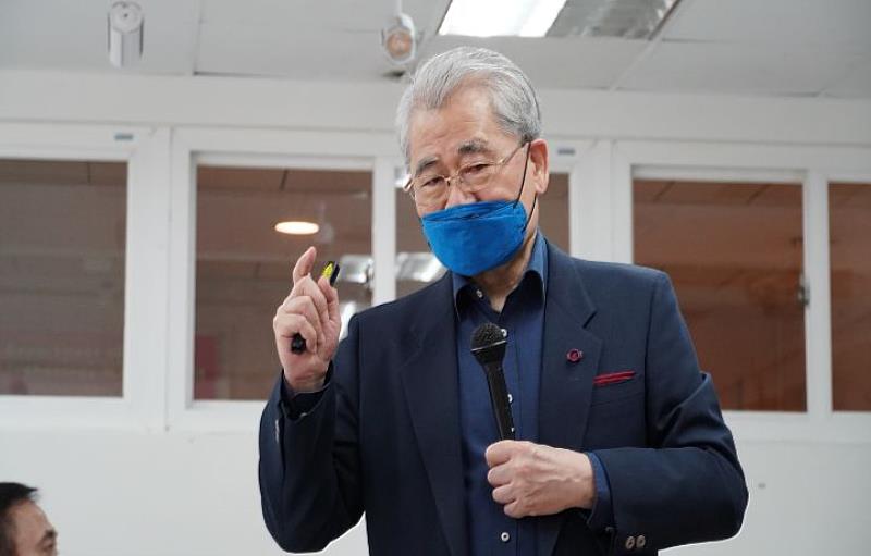 毛治國理論加上實務的精闢見解，聽得台下博士班學生掌聲和笑聲不斷。