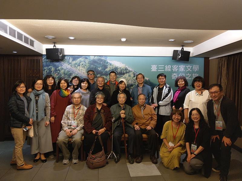 李喬（坐位左起第三位）是臺灣文學界的巨擘。