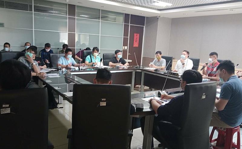 今（12）日上午10時30分於本局5樓會議室藉民力運用相關業務會議，由政風室林三龍主任於現場分享消防人員執行職務時可能遭遇情況，包括受贈財物、飲宴應酬及請託關說等處境，課程中林主任說明如圖利、貪污治罪條例、個人資料保護法等法律觀念，與廉政倫理事件發生時之因應作為，更為提升與會同仁對於法令瞭解，引據常見實例，如不當接受飲宴招待或送禮、程序外不當接觸等案例進行說明，遇到問題時應如何兼顧保護自己，並於合法範圍內協助民眾，避免誤觸法令而造成憾事，讓現場參與之同仁，收益匪淺，成效良好。