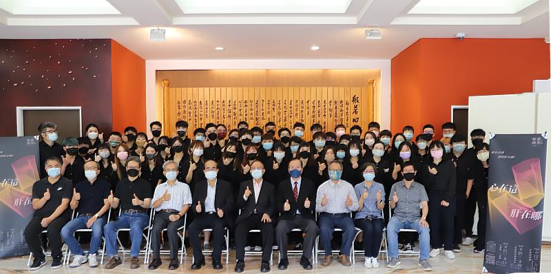 南華大學產設系畢業巡迴展開跑，展出學生與師長合影。