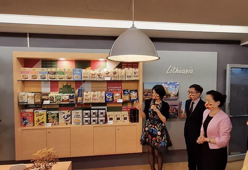 圖5：外貿協會董事長黃志芳(左)及經濟部部長王美花(右)參觀「立陶宛商品展示中心」！
