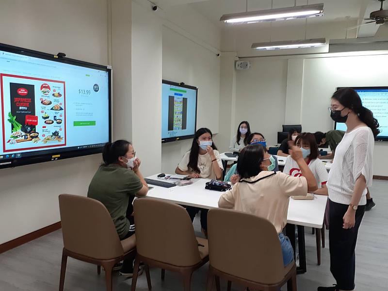 文藻外大學生於「國民小學英語文教材教法」課程中，使用英文與同儕互動。