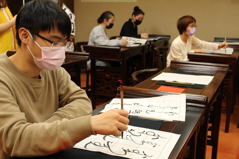 義守大學多元國際氛圍，來自蒙古的學生教大家寫蒙古書法，新鮮又有趣的體驗，讓參與學生覺得很好玩(資料畫面來源：義守大學提供)。