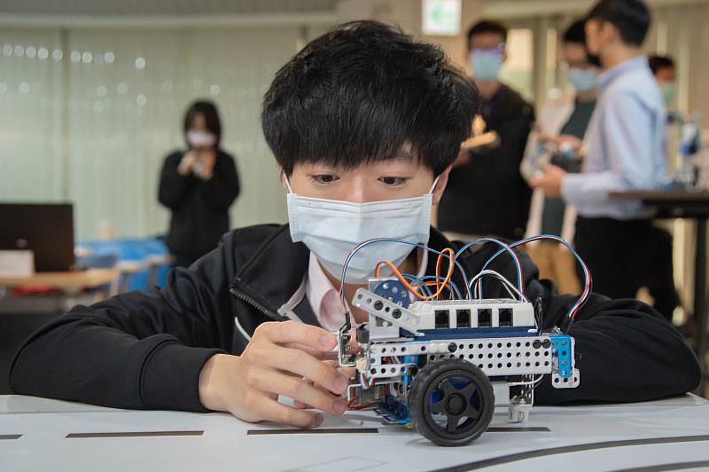 「智能機器人開發工程師班」學員朱庭瑋分享作品「避障自走車」。