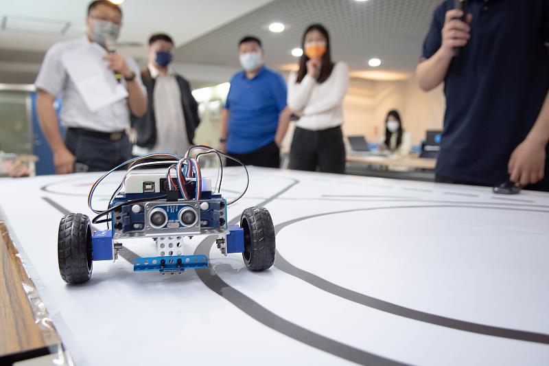 華梵大學產業新尖兵計畫「智能機器人開發工程師班」結訓學員成果發表會。