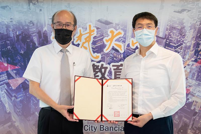 華梵大學林從一校長（左）與貝登堡智能股份有限公司詹煥楨董事長簽署臺灣機器人開發人才培育計畫。