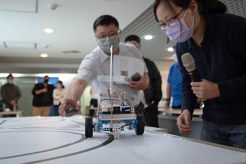 「智能機器人開發工程師班」學員石靖瑜現場操作自己開發的「剷土尋跡車」，吸引許多目光。