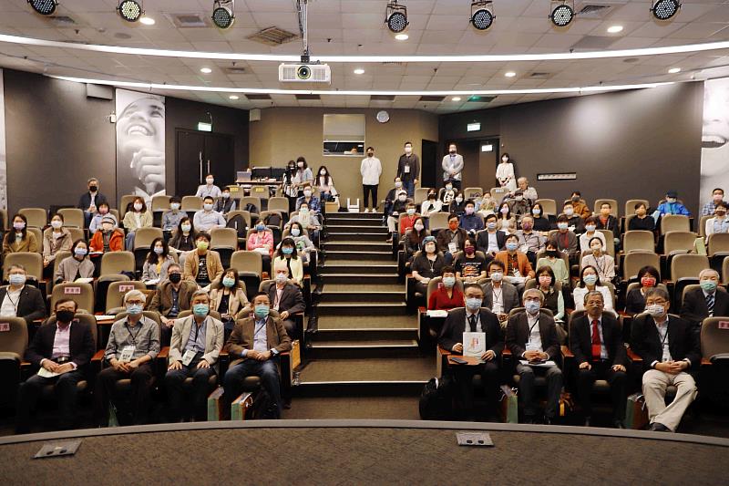 「文化保存國際組織交流論壇」大合照（前排左起為國立故宮博物院處長徐孝德、國立臺灣海洋大學教授邱文彥、中華民國文化資產維護學會理事長李乾朗、中央研究院院士臧振華、文化部政務次長蕭宗煌、文資局局長陳濟民、中國科技大學校長唐彥博、中國科技大學副教授閻亞寧）