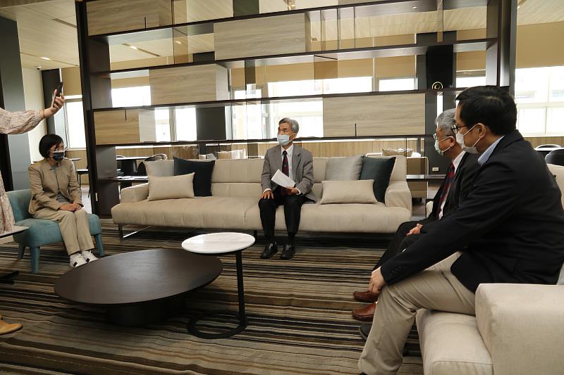 興大薛富盛校長（中）介紹上課環境