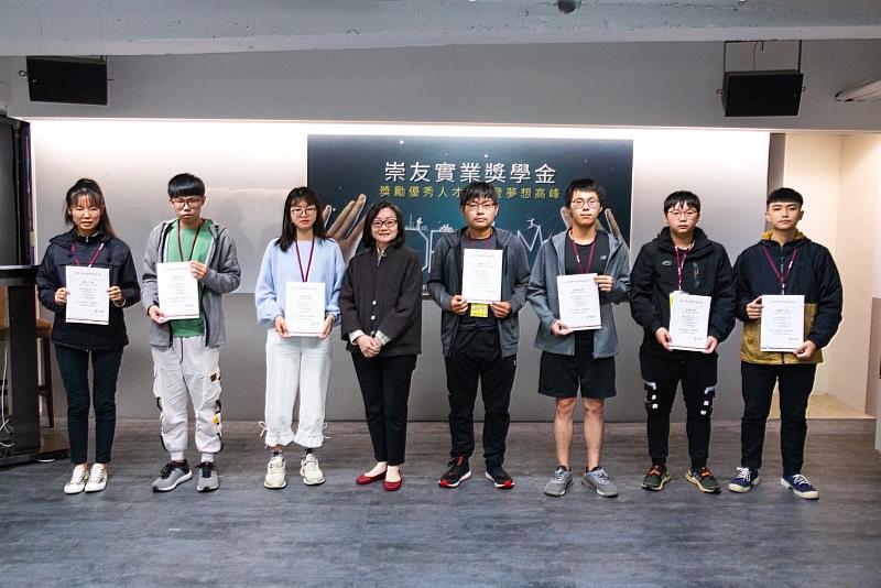 南華大學建景系培養兼具社區關懷及國際觀人才，大三黃鈺庭同學(左三)獲頒崇友實業文教基金會獎學金。