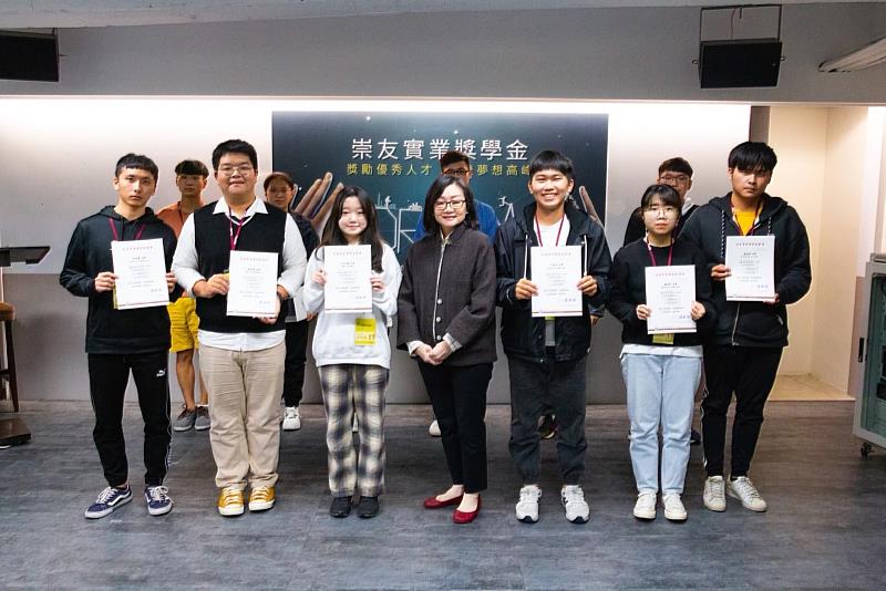 南華大學建景系培養兼具社區關懷及國際觀人才，大三黃思源同學(左二)獲頒崇友實業文教基金會獎學金。