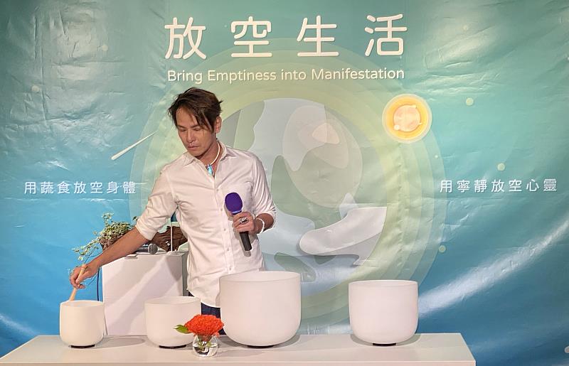 花博首獎得主藍米克用水晶缽樂音療癒地球。（圖由世界宗教博物館提供）