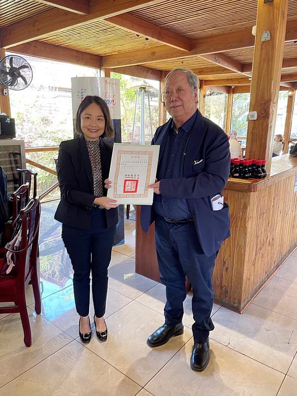 駐智利劉代表(左)代表政府頒發總統任命令予僑務委員陳吉明(右)