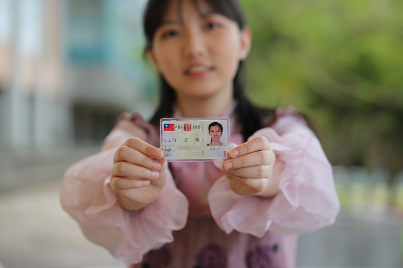 許庭瑜在台灣出生，三個月大就因父親工作關係，飛到大陸生活。