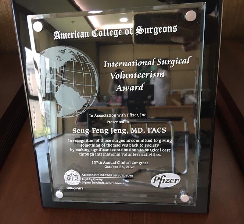 鄭勝峯從醫至今幫 助將近5千位病人，長期投入心力於醫療資源貧困國家，今年榮獲美國外科學院「國際志工獎」肯定（資料畫面來源：義守大學提供）。