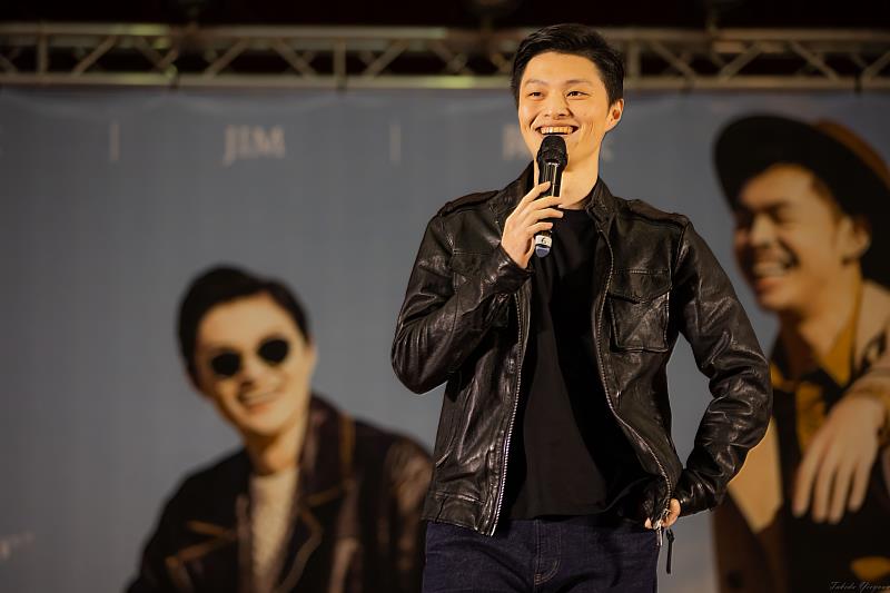 脫口秀演員JIM程建評擔任表演壓軸