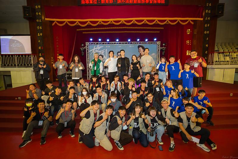 崑大110級學生會及合辦系學會與脫口秀藝人大合照